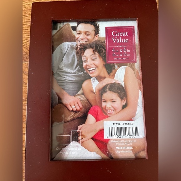 Great Value Wood 4x6 picture frame - Picture 1 of 7